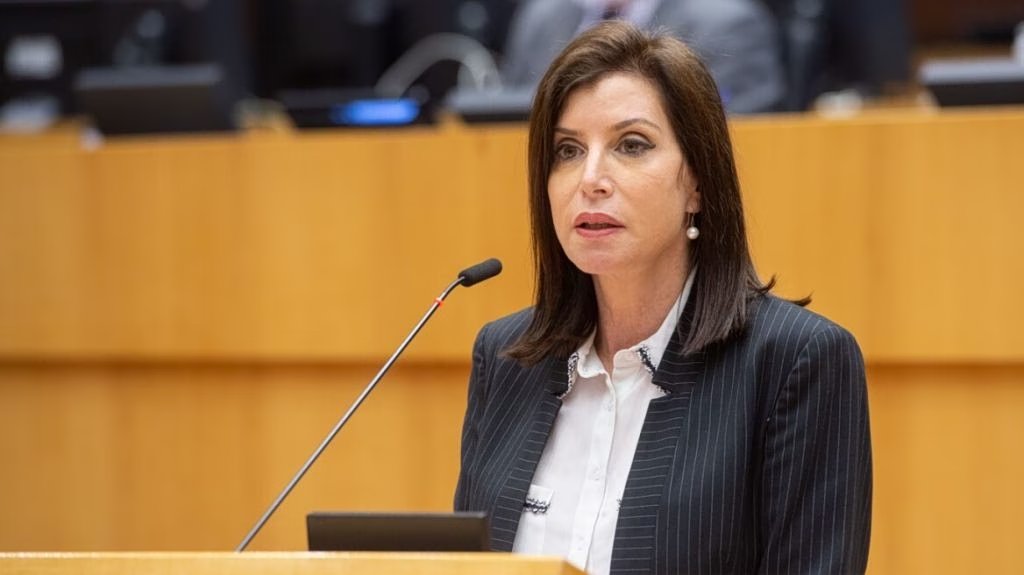 Σκληρή φραστική αντιπαράθεση σημειώθηκε ανάμεσα στους κατηγορουμένους, καθώς η Άννα Μισέλ Ασημακοπούλου δήλωσε ότι εξαπατήθηκε και εμπιστεύτηκε λάθος πρόσωπα για τη λήψη των στοιχείων.