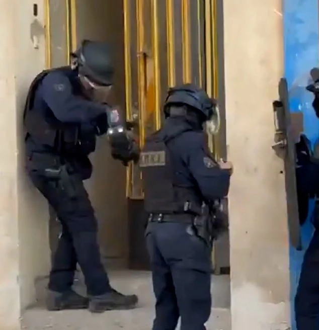 Συντονισμένη επιχείρηση της ΕΛ.ΑΣ. σε Νέα Φιλαδέλφεια και Αγίους Αναργύρους οδήγησε στην εξάρθρωση συμμορίας που διακινούσε συστηματικά ηρωίνη και κάνναβη.