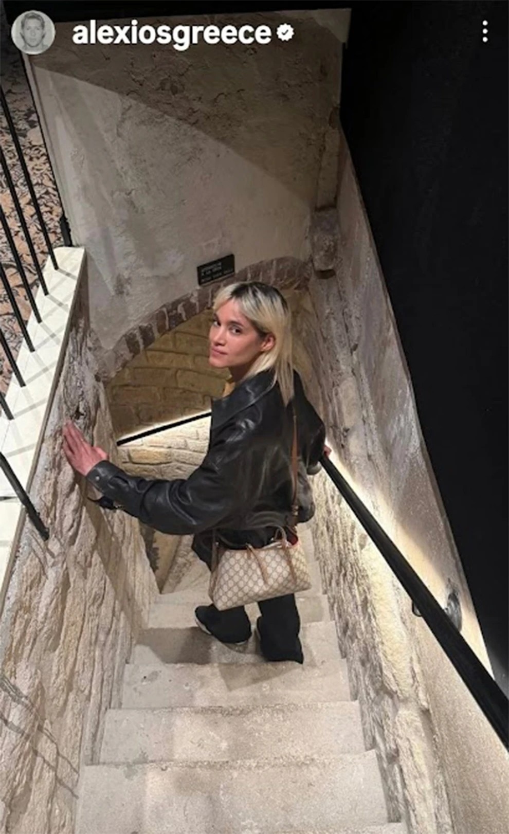 Ο Κωνσταντίνος Αλέξιος Ντε Γκρες αποτύπωνει την οικειότητα στη σχέση του με την Αμερικανίδα ηθοποιό μέσα από ένα χαλαρό στιγμιότυπο σε μια πέτρινη σκάλα.