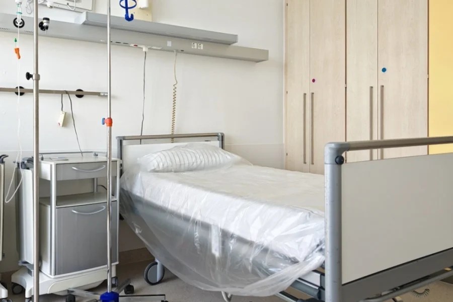 Ασθενείς και προσωπικό σε νοσοκομείο στη Γερμανία έρχονται αντιμέτωποι με τις επιπτώσεις των ελλιπών συστημάτων κλιματισμού, καθώς οι θερμοκρασίες στη χώρα ξεπέρασαν τους 41 βαθμούς Κελσίου.