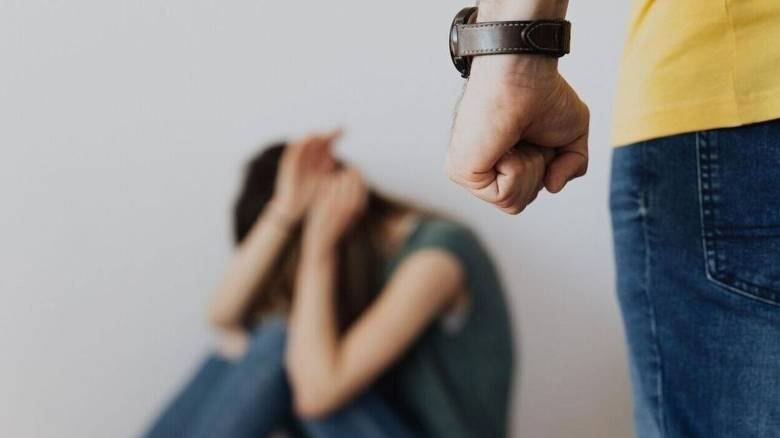 Συγκλονίζει το θύμα της πολύχρονης κακοποίησης, περιγράφοντας τις στιγμές που ο σύζυγός της επιχειρούσε να τη στραγγαλίσει μέσα στο ίδιο τους το σπίτι.