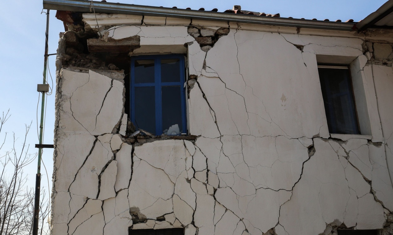 Μεγάλες ρωγμές και καταρρεύσεις τοίχων σε σπίτια προκάλεσε ο ισχυρός σεισμός που συγκλόνισε την Εύβοια.