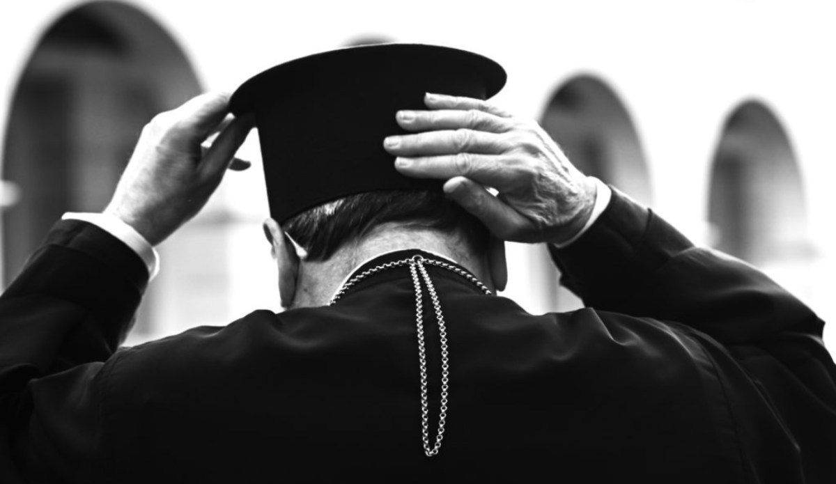 Σοκ στην Θεσσαλονίκη: Ιερέας καταδικάστηκε για ενδοοικογενειακή βία – «Της έκοψα τις κάρτες και με κατήγγειλε» λέει ο ίδιος