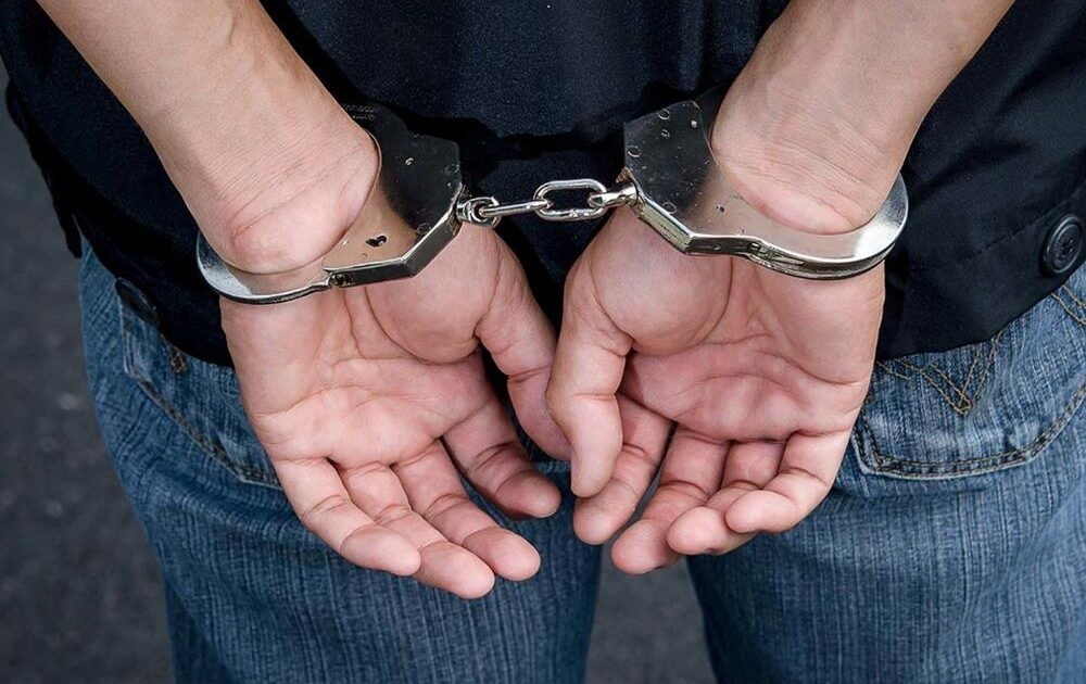 Στην άμεση σύλληψη του δράστη κοντά στην κεντρική πλατεία προχώρησαν οι αστυνομικές δυνάμεις στην Ηγουμενίτσα, εντοπίζοντας ξανά πάνω του ένα μαχαίρι.