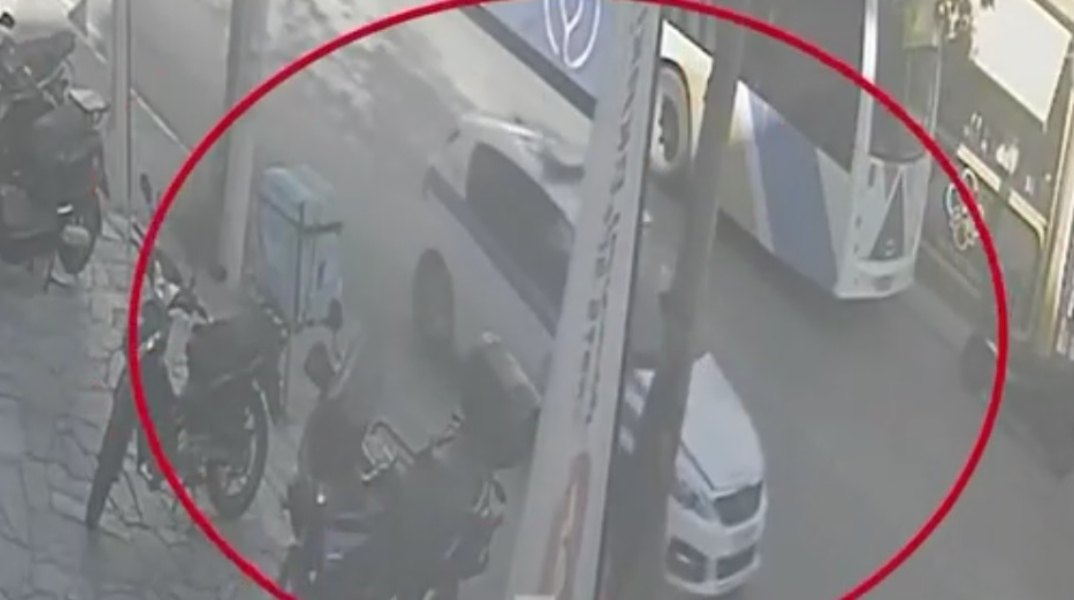 Σε κεντρικό δρόμο στα σύνορα με το Ίλιον εκτυλίχθηκε η άγρια επίθεση του οδηγού εναντίον της γυναίκας μετά από καυγά για την προτεραιότητα.