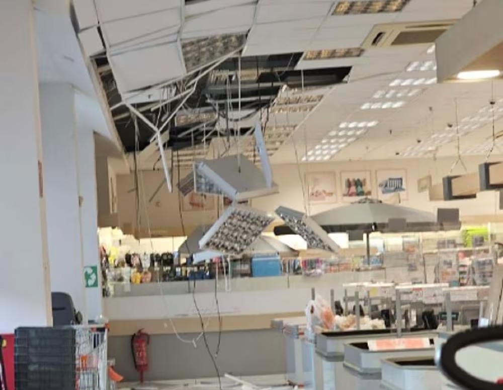 Από θαύμα δεν θρηνήσαμε θύματα σε γνωστό κατάστημα λιανικής, όπου τμήμα της οροφής έπεσε στα ταμεία την ώρα που λειτουργούσε.