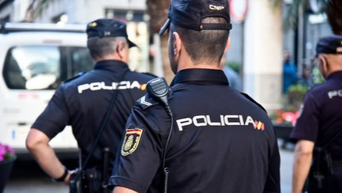Σκηνές που κόβουν την ανάσα εκτυλίχθηκαν στη νότια Ισπανία, όταν ένας άνδρας επιτέθηκε με σφυρί στον γείτονά του στη μέση του δρόμου.