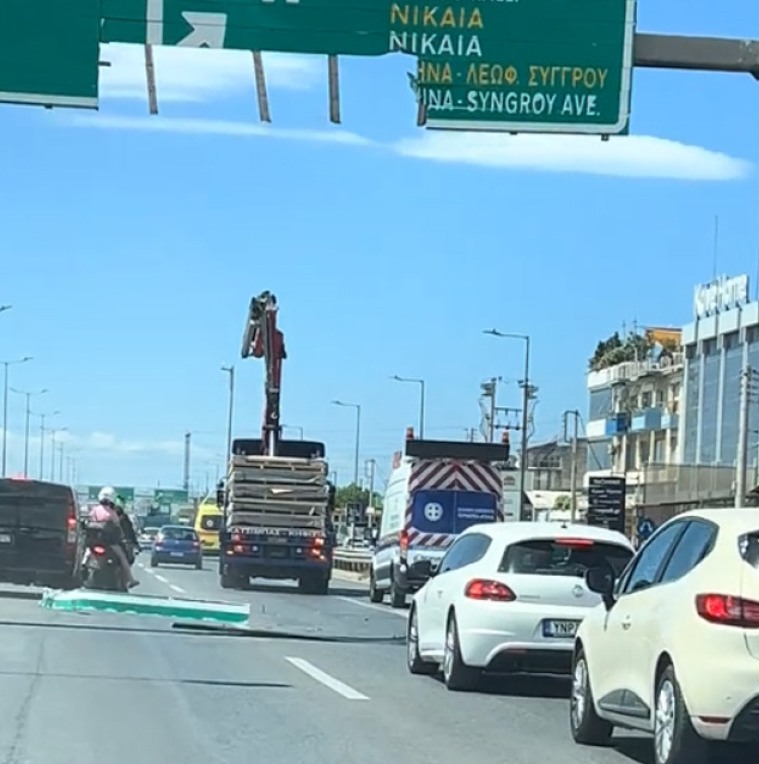 Από θαύμα σώθηκαν οι δύο αναβάτες της μοτοσικλέτας, όταν τα βαριά μεταλλικά κομμάτια έπεσαν μπροστά τους, μετατρέποντας σε παγίδα θανάτου τον Κηφισό.