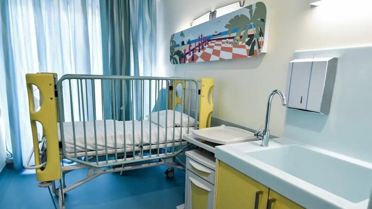 Μεγάλη είναι η συγκίνηση για τον χαμό του βρέφους, με την είδηση της δικαστικής δίωξης να απασχολεί έντονα τους πολίτες από το Ηράκλειο έως τα Χανιά.