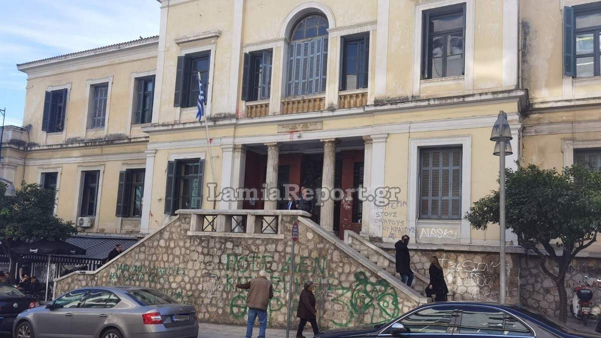 Έντονες αντιδράσεις και οργή έξω από το δικαστήριο της Λαμίας, καθώς η υπόθεση με τις απάτες σε βάρος ηλικιωμένων που συγκλόνισε τη Φθιώτιδα πήρε νέα αναβολή.