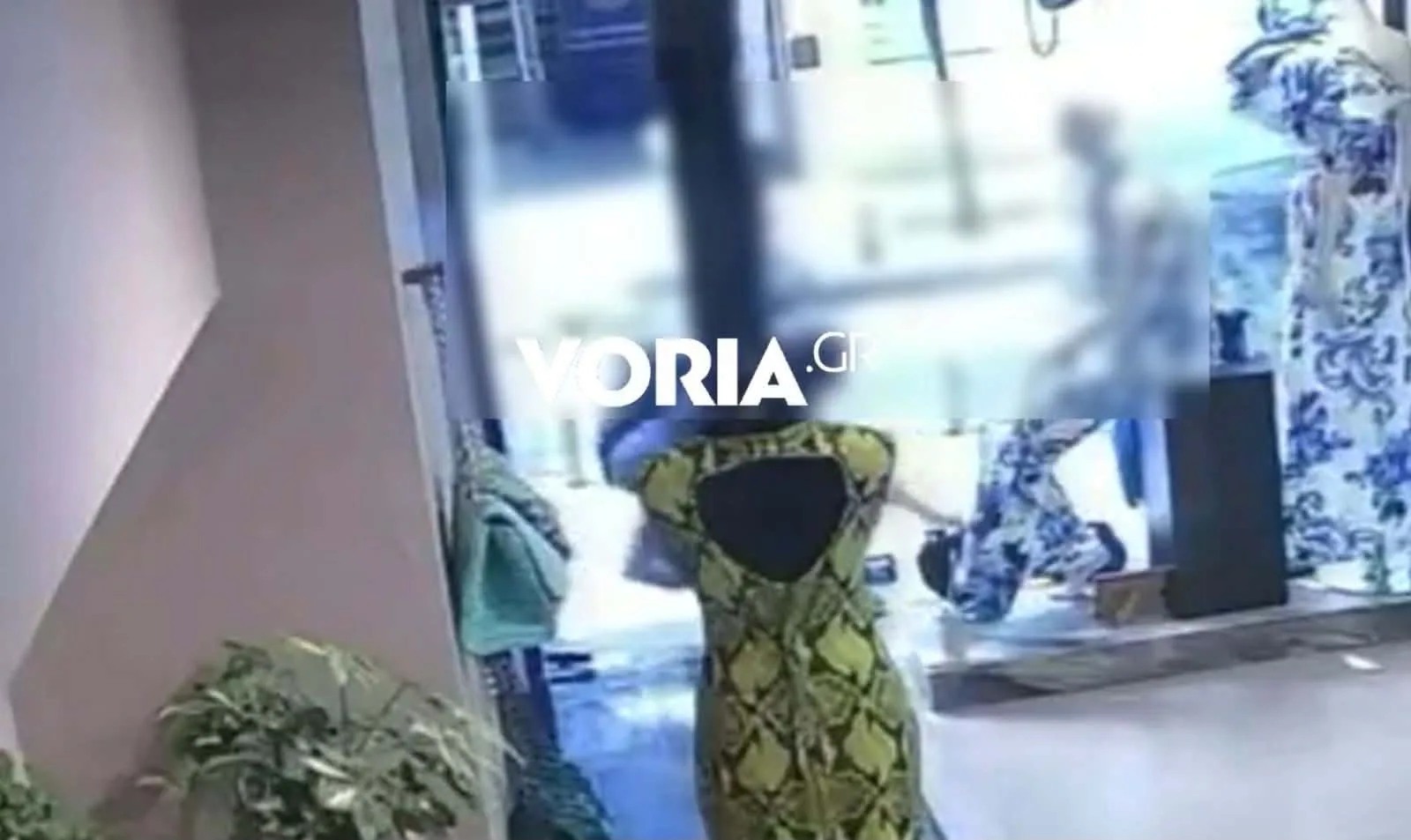 Με απόλυτη ψυχραιμία η μεσήλικη γυναίκα άρπαξε τα κοσμήματα από τη βιτρίνα και εξαφανίστηκε στους κεντρικούς δρόμους, προκαλώντας αναστάτωση στη Θεσσαλονίκη.