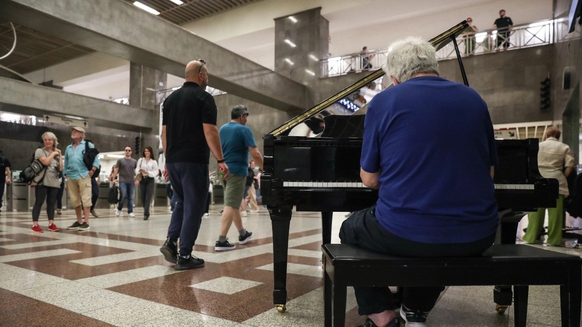 Μια αναπάντεχη μελωδική στάση στην καρδιά της Αθήνας: Το νέο πιάνο στο Σύνταγμα μεταμορφώνει την καθημερινή μετακίνηση των επιβατών σε μια μοναδική πολιτιστική εμπειρία.