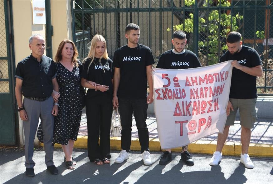 Συγκίνηση έξω από την Ευελπίδων για τον μικρό Μάριο που σκοτώθηκε στο Μενίδι