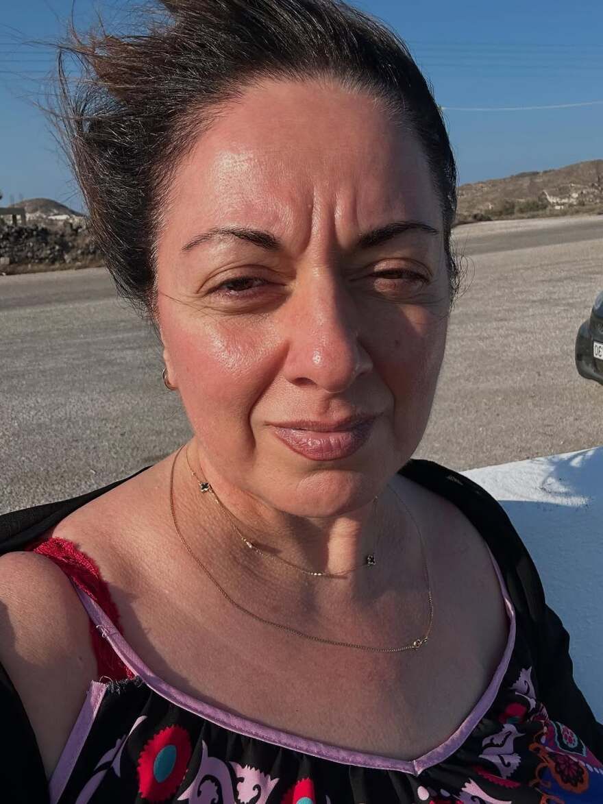Μέσα από βίντεο στο Instagram, η Σοφία Μουτίδου ζητά τη βοήθεια των πολιτών για τον εντοπισμό του δράστη, διατηρώντας ωστόσο τη φωτογραφία του κρυφή για νομικούς λόγους.