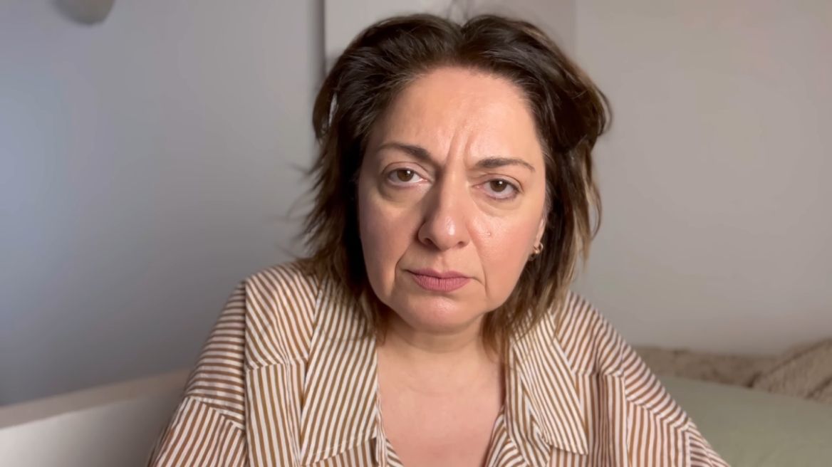 Θύμα μιας πρωτοφανούς και χυδαίας λεκτικής επίθεσης έπεσε η Σοφία Μουτίδου μαζί με την κόρη της, με την ηθοποιό να ξεσπά μέσα από τα social media.