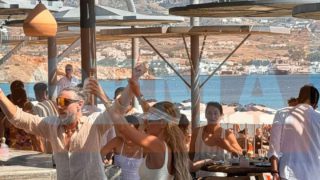 Η Αθηνά Οικονομάκου έκλεψε τις εντυπώσεις στο πολυτελές πάρτι που διοργανώθηκε δίπλα στο κύμα για τον γάμο της.