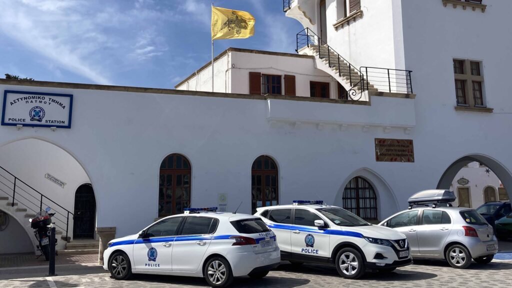 Σε νοσοκομείο της Ρόδου μεταφέρθηκε με ελικόπτερο ο τραυματίας, μετά την άμεση κινητοποίηση των αρχών στον τόπο Πάτμος.