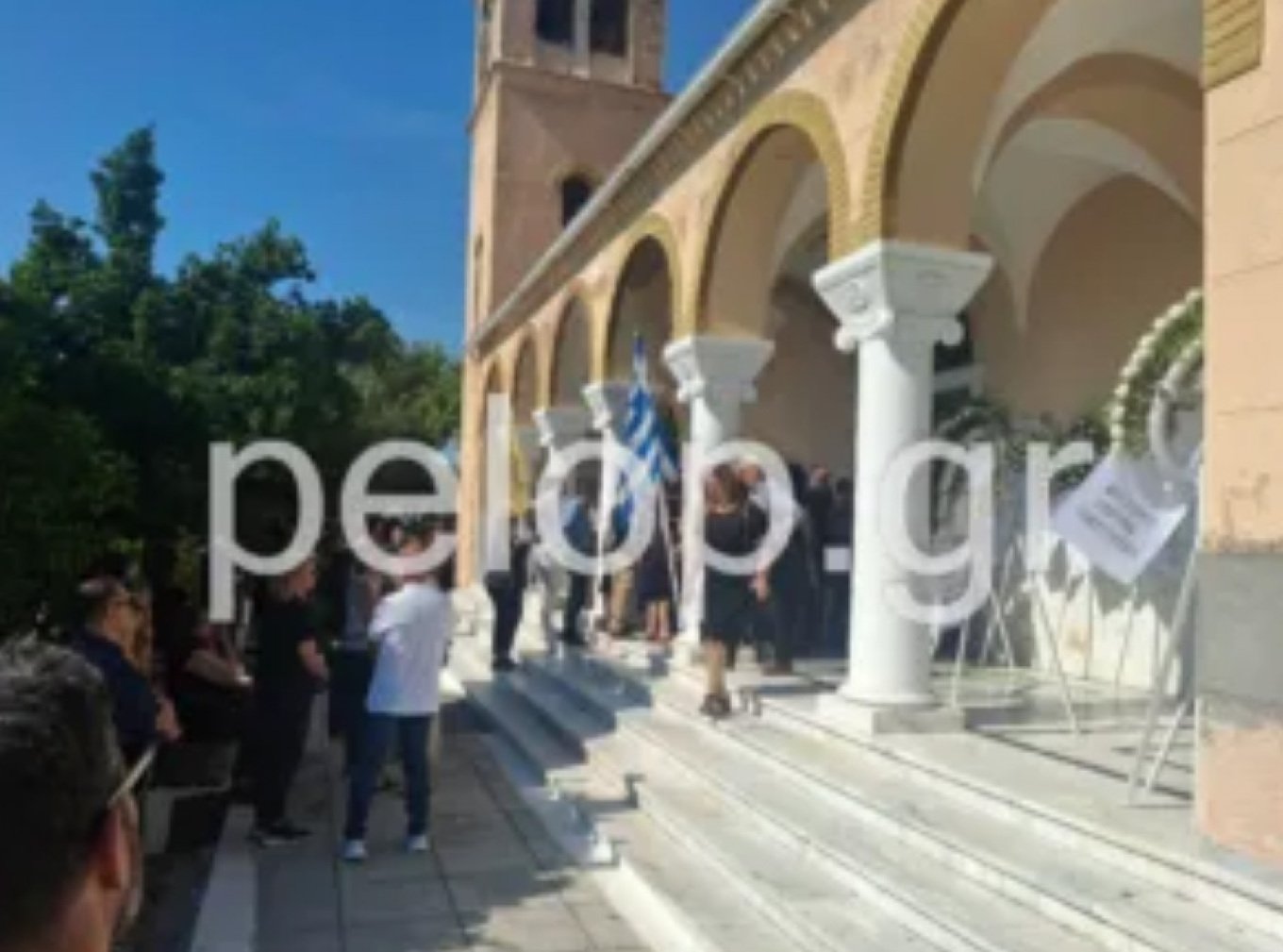 Στιγμιότυπα από το τελευταίο αντίο στον πατέρα και τον γιο του
