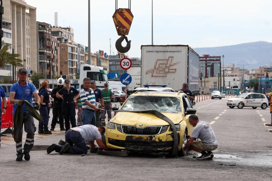 Σοκ και αναπάντητα ερωτηματικά προκαλεί η πτώση του ταξί στη θάλασσα, με τις αρχές να ερευνούν το μυστήριο που εκτυλίχθηκε στο λιμάνι όπου βρίσκεται ο Πειραιάς.