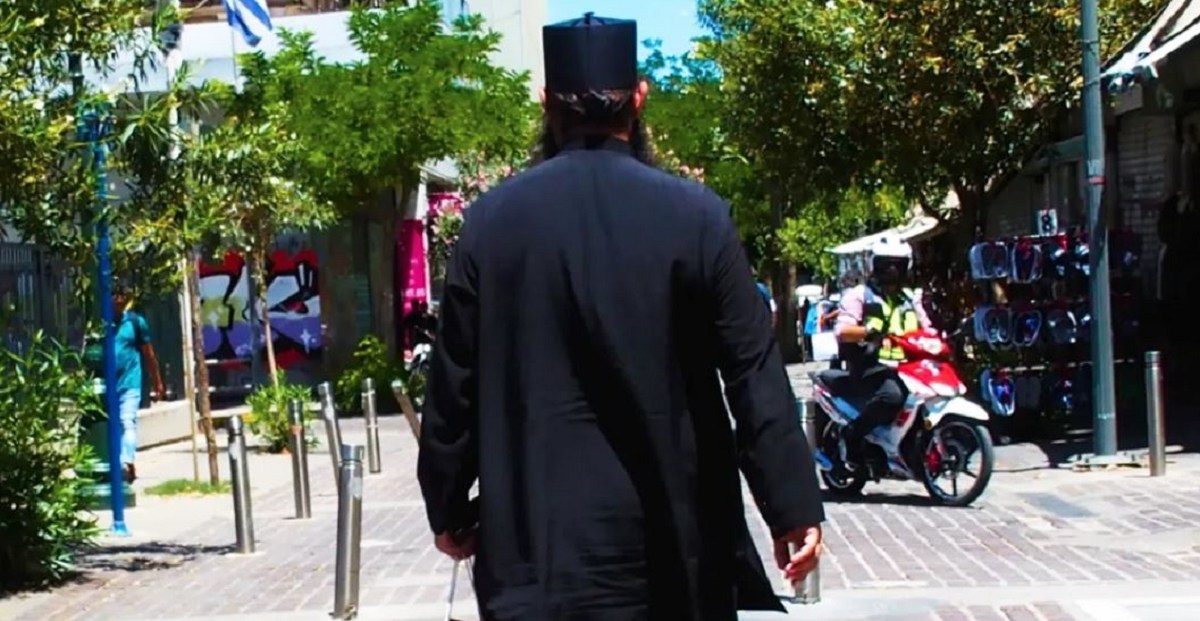Σάλος και έντονες αντιδράσεις έχουν προκληθεί μετά το αδιανόητο περιστατικό όπου ένας 48χρονος ρασοφόρος πραγματοποίησε εξορκισμό για λαγοκέφαλους σε παραλία στη Νότια Εύβοια.