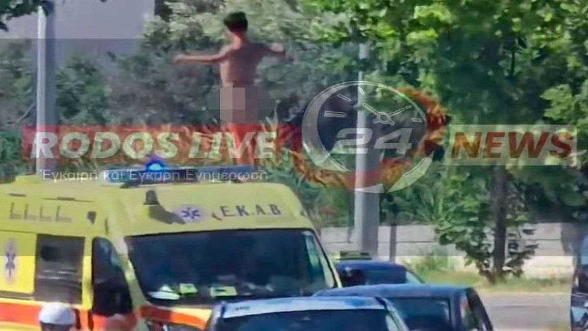 Γυμνός άνδρας προκάλεσε κυκλοφοριακό χάος όταν ανέβηκε σε οροφή ασθενοφόρου για να κάνει γυμναστική, σε ένα πρωτοφανές περιστατικό που αναστάτωσε τη Ρόδο