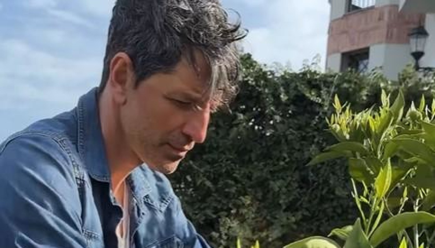 Η αγάπη για τη φύση και η καθημερινή φροντίδα της γης: Ο Σάκης Ρουβάς μοιράζεται τις αγροτικές του δραστηριότητες με τους θαυμαστές του.
