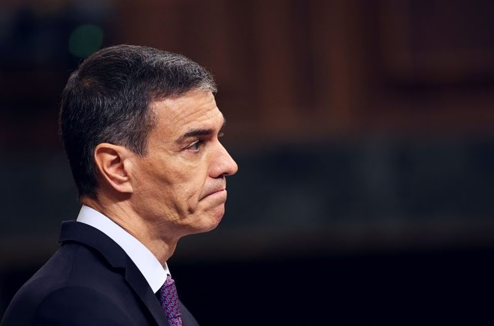 Η σύζυγος του πρωθυπουργού, Μπεγόνια Γκόμεθ, υποχρεούται να παραδώσει το διαβατήριό της μετά την απόφαση που έλαβε δικαστήριο στην Ισπανία