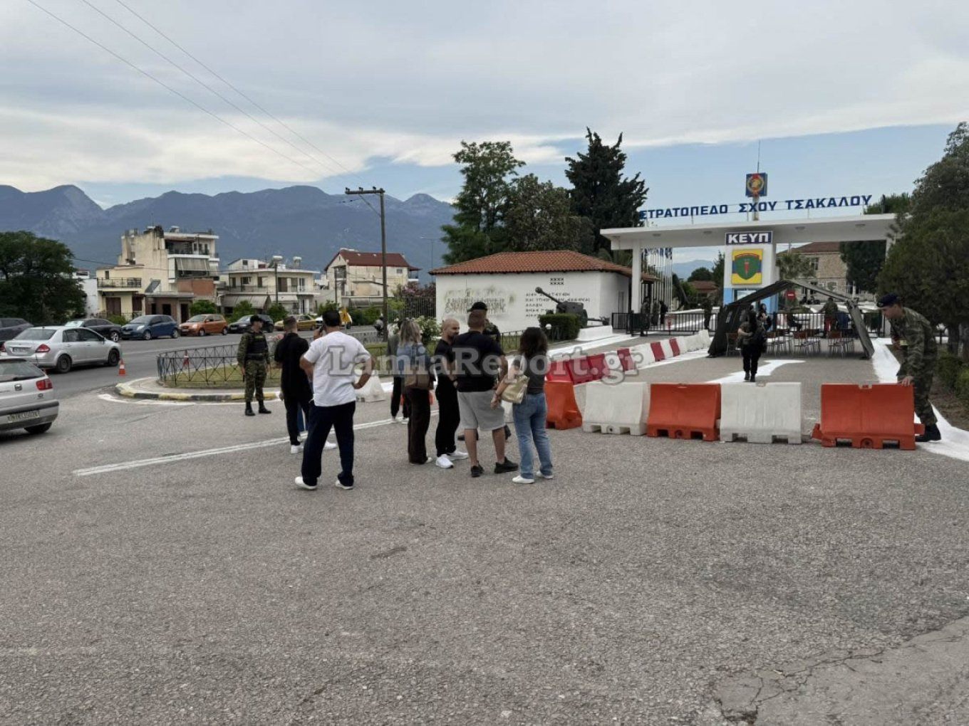 Η αιφνιδιαστική επίσκεψη της πολιτικής ηγεσίας στη Λαμία ανέδειξε τις πρώτες οργανωτικές προκλήσεις που αντιμετωπίζει ο Στρατός στο πρόγραμμα εθελοντικής κατάταξης γυναικών.