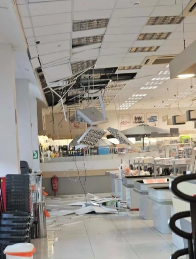 Από θαύμα δεν θρηνήσαμε θύματα σε γνωστό κατάστημα λιανικής, όπου τμήμα της οροφής έπεσε στα ταμεία την ώρα που λειτουργούσε.