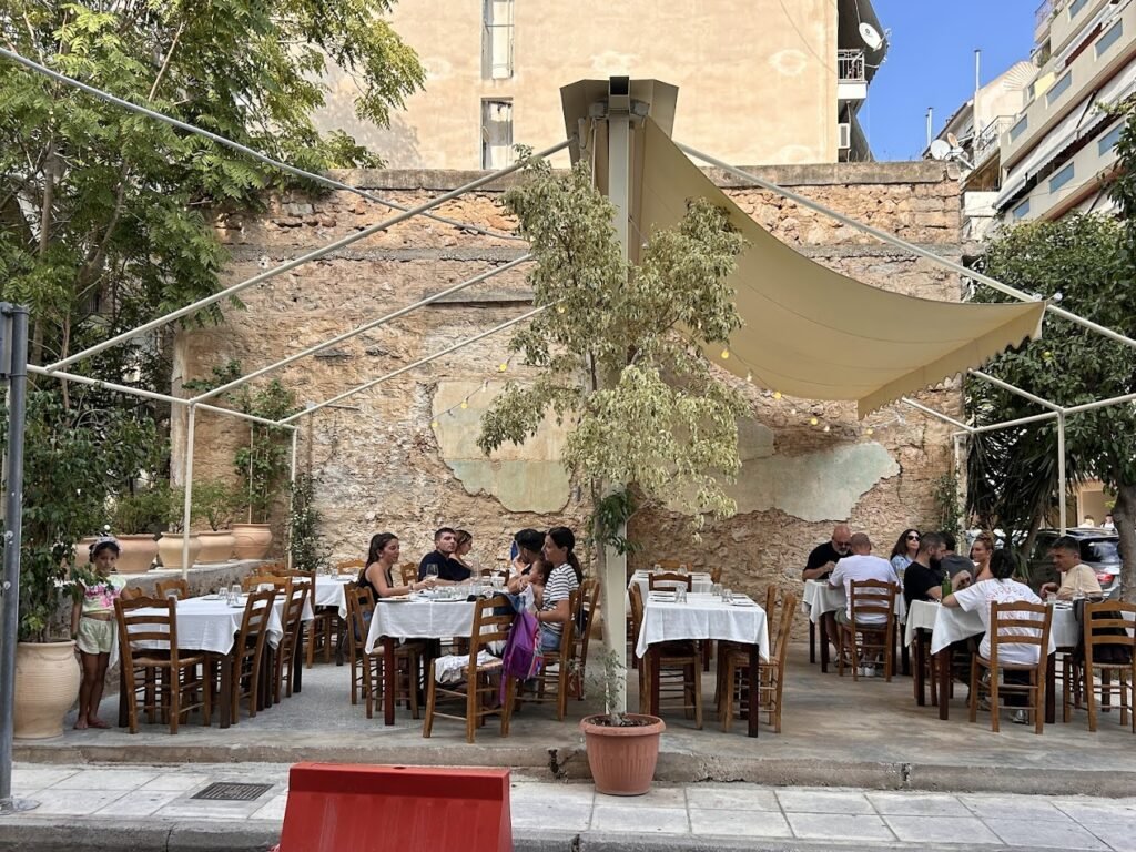Ταβέρνα των Φίλων στον Κολωνό αποτελεί ένα φωτεινό παράδειγμα για το πώς μια παραδοσιακή ταβέρνα μπορεί να εκσυγχρονιστεί με απόλυτο σεβασμό στο παρελθόν.
