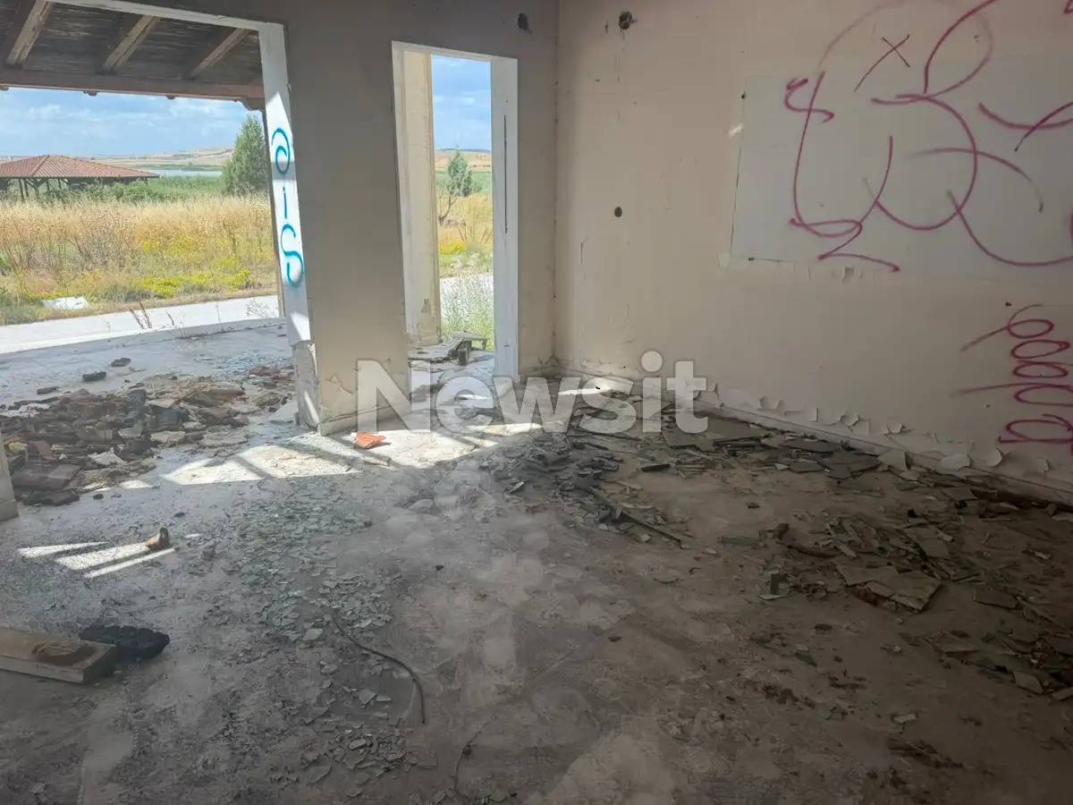 Το εγκαταλελειμμένο ξενοδοχείο που μετέφεραν τον 25χρονο. Φωτογραφία από newsit.gr