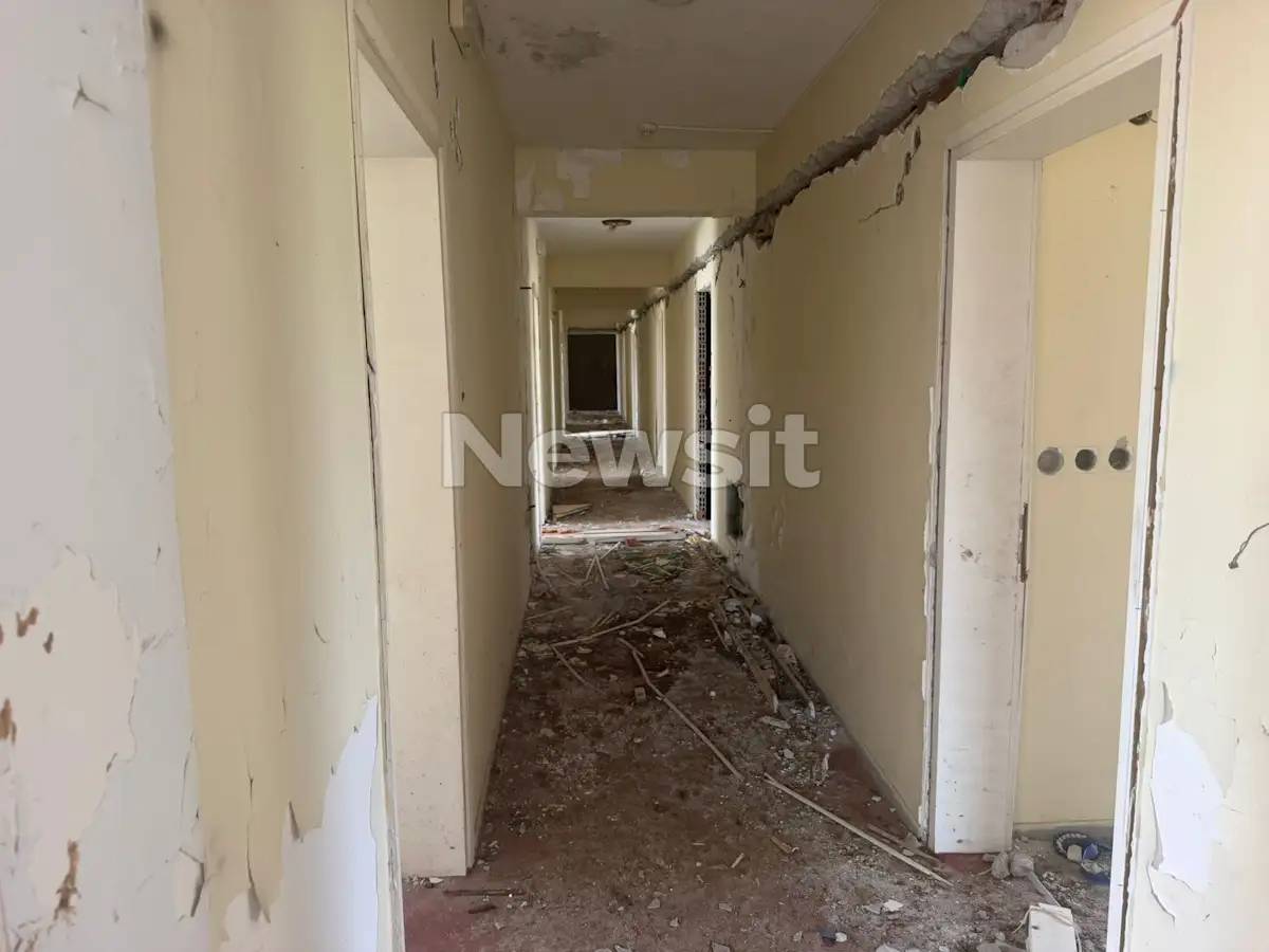 Το εγκαταλελειμμένο ξενοδοχείο που μετέφεραν τον 25χρονο. Φωτογραφία από newsit.gr 