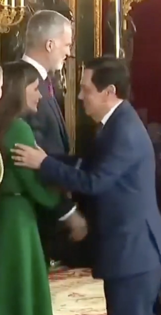 Η ακαριαία αντίδραση της βασίλισσας να απομακρύνει τον διπλωμάτη έγινε αμέσως viral