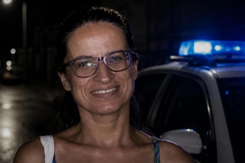 Οι εθελοντικές ομάδες και οι τοπικές αρχές χτενίζουν σπιθαμή προς σπιθαμή την ευρύτερη περιοχή, καθώς η αγωνία για την τύχη της 55χρονης κορυφώνεται στα Χανιά.
