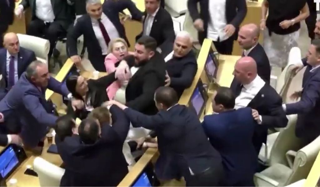 Σκηνές απόλυτου χάους και βίας εκτυλίχθηκαν στο Κοινοβούλιο της Γεωργίας, με τους βουλευτές να ανταλλάσσουν γροθιές κατά τη διάρκεια της συνεδρίασης.