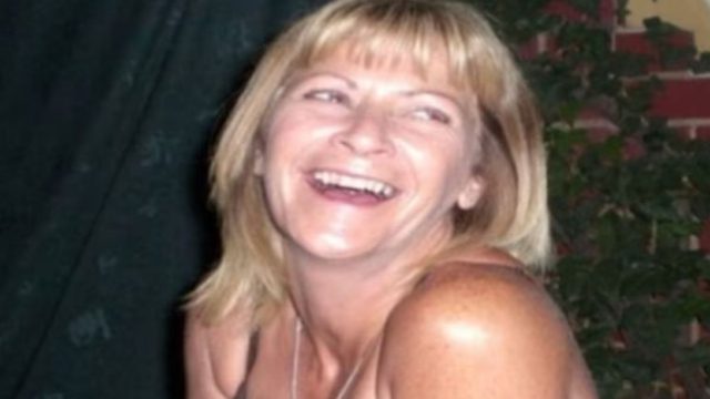 Jean Hanlon: Ξεκίνησε η δίκη για τον μυστηριώδη θάνατο της Βρετανίδας στην Κρήτη – 17 χρόνια μετά οι γιοι της αναζητούν την αλήθεια