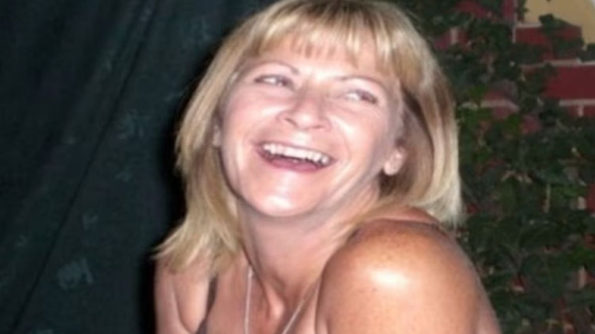 Jean Hanlon: Ξεκίνησε η δίκη για τον μυστηριώδη θάνατο της Βρετανίδας στην Κρήτη – 17 χρόνια μετά οι γιοι της αναζητούν την αλήθεια