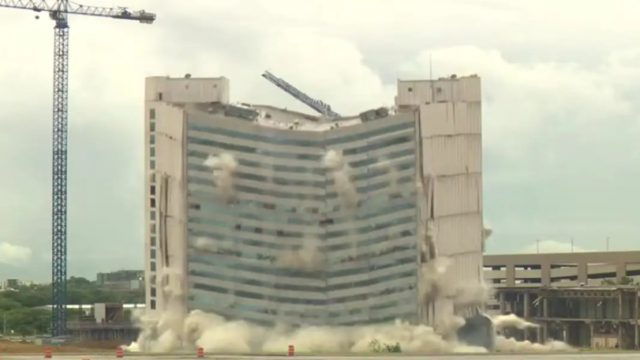 Κατεδάφιση που κόβει την ανάσα: Το Sheraton Arlington εξαφανίστηκε σε δευτερόλεπτα
