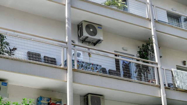 Καλαμάτα: Η 39χρονη ούρλιαζε για βοήθεια δευτερόλεπτα πριν βεθεί μαχαιρωμένη – Στο διπλανό δωμάτιο τα ανήλικα παιδιά τους