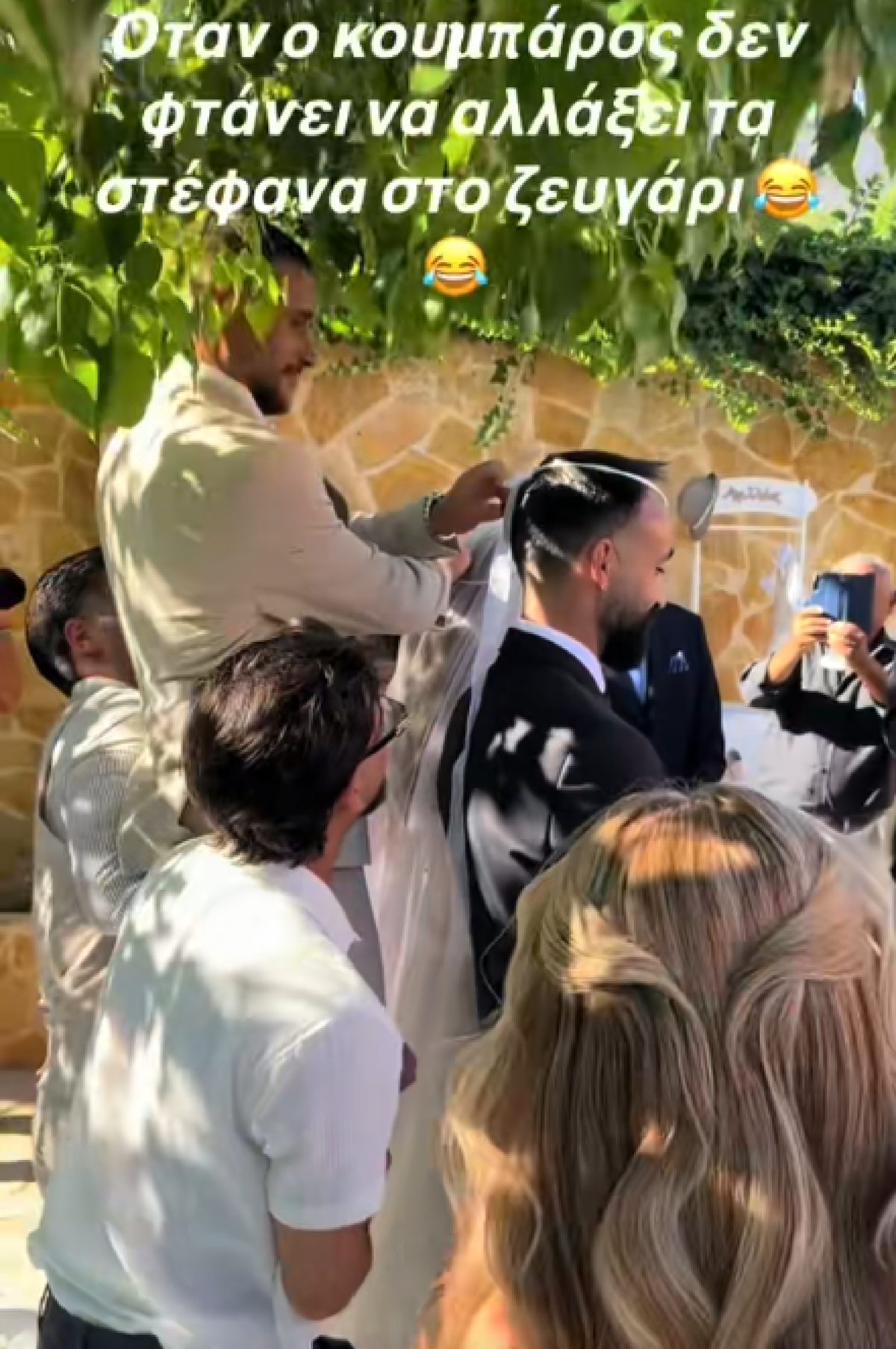 H στιγμή που τον σηκώνουν στα χέρια