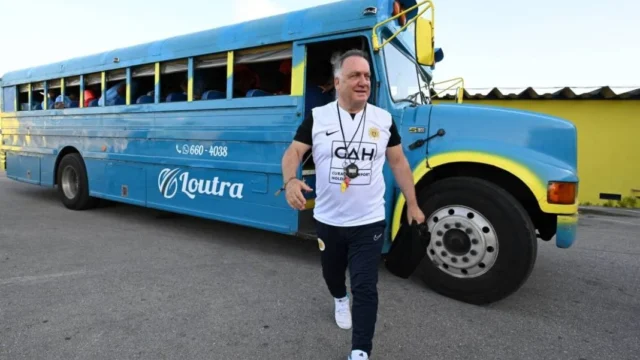 Το «Cool Runnings» του Μουντιάλ 2026: Οι παίκτες του Κουρασάο έγιναν viral με ένα retro σχολικό λεωφορείο χωρίς παράθυρα!