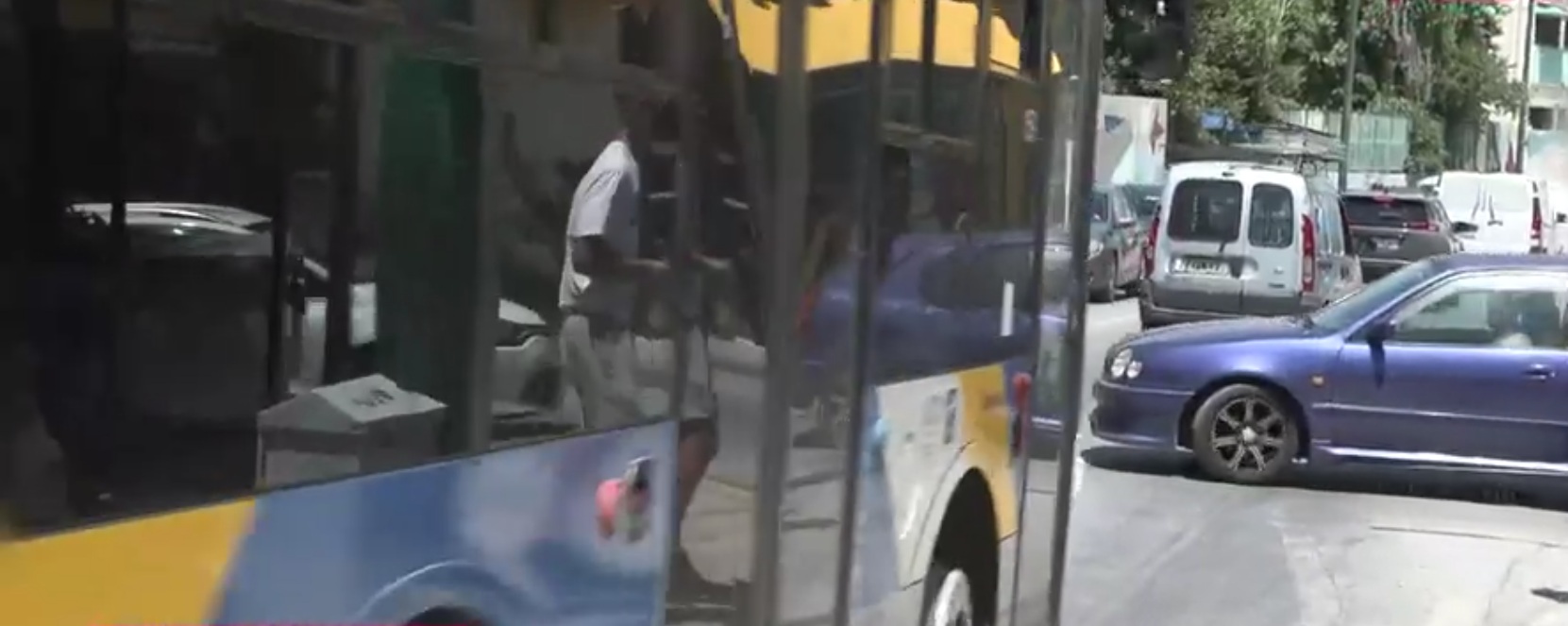 Σκηνές απόλυτου χάους εκτυλίχθηκαν μετά από τροχαίο στο Ίλιον, με τον οδηγό δικύκλου να επιτίθεται με γροθιές στον οδηγό του λεωφορείου.