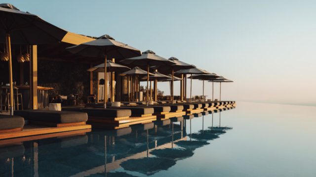 Magma Resort Santorini: Η νέα ήσυχη εκδοχή πολυτέλειας στη Σαντορίνη