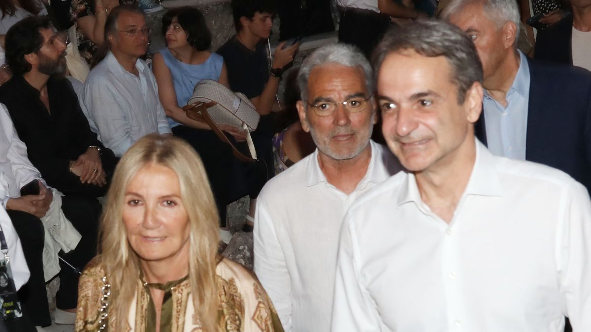 Όλα τα βλέμματα στη Μαρέβα Μητσοτάκη: Το φόρεμα που την έκανε να ξεχωρίσει στην πρεμιέρα της Επιδαύρου