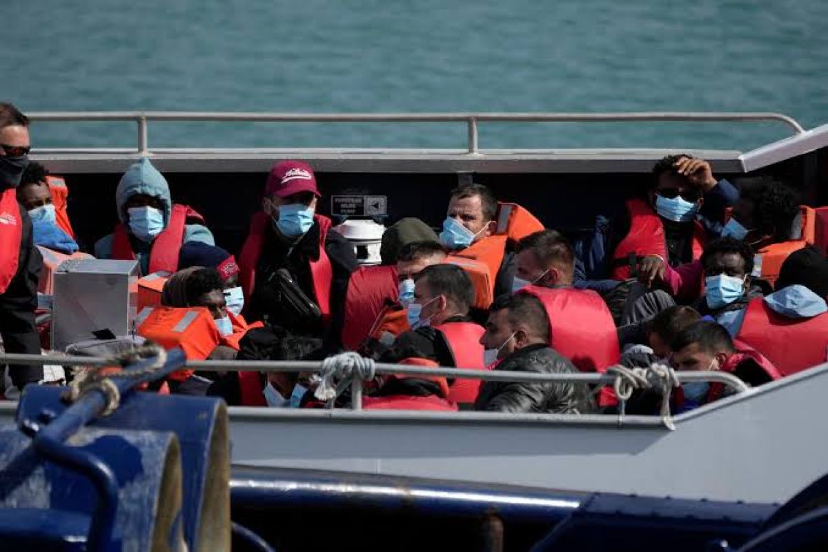 Νέο αυστηρό μέτρο: Θα επιστρέφουν τα χρήματα που δαπανήθηκαν για τη φιλοξενία τους