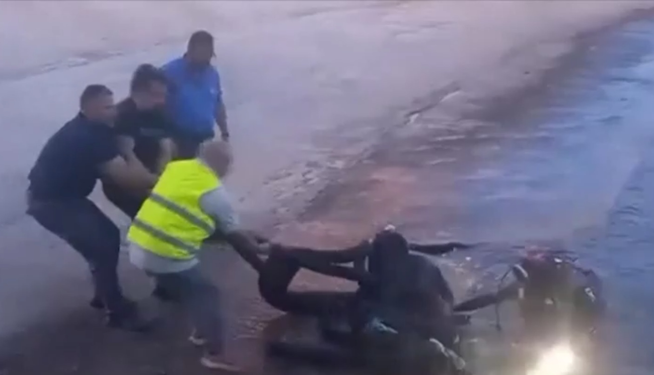 Στο νοσοκομείο του νησιού νοσηλεύεται με σοβαρά τραύματα ο άτυχος καβοδέτης, την ώρα που το λιμενικό σώμα στη Μυτιλήνη διεξάγει προανάκριση για τα αίτια του συμβάντος.