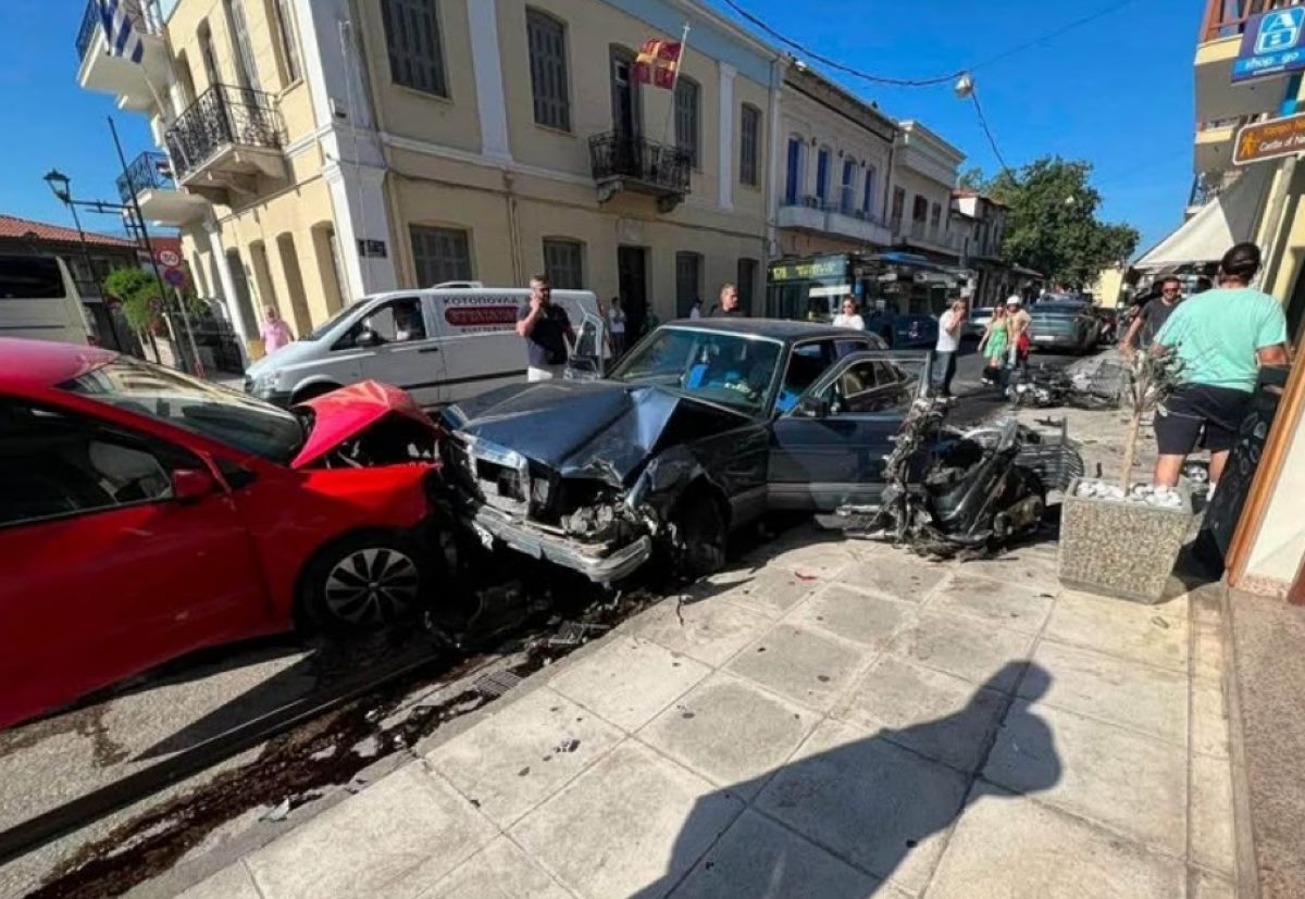 Ναύπακτος: Η στιγμή που μητέρα αρπάζει το παιδί της και γλιτώνει από βέβαιο θάνατο