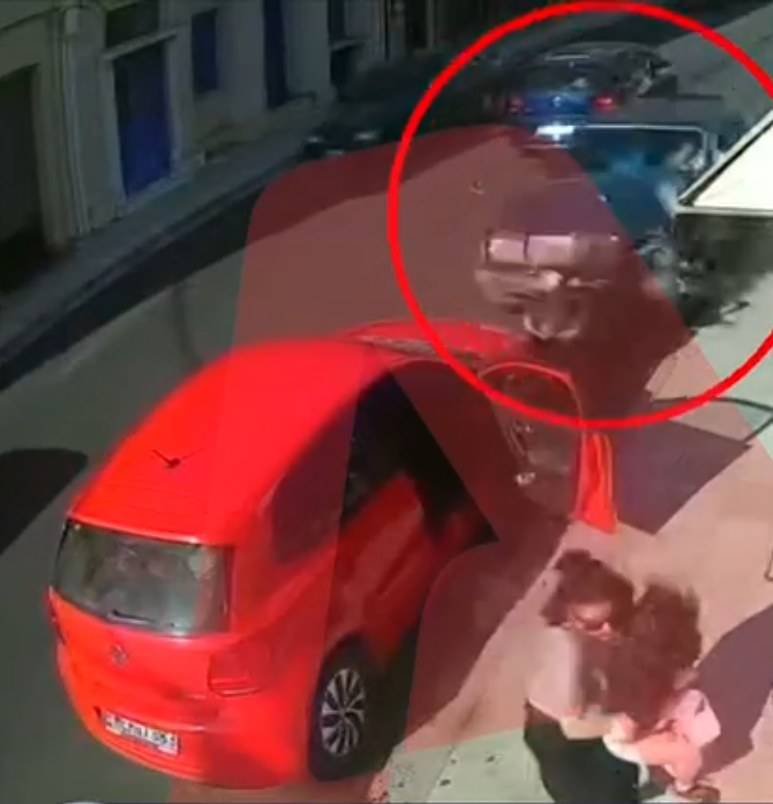 Από θαύμα σώθηκαν μάνα και παιδί στη Ναύπακτο, όταν η γυναίκα αντιλήφθηκε το όχημα και πήδηξε μέσα σε κατάστημα για να προστατευτεί.