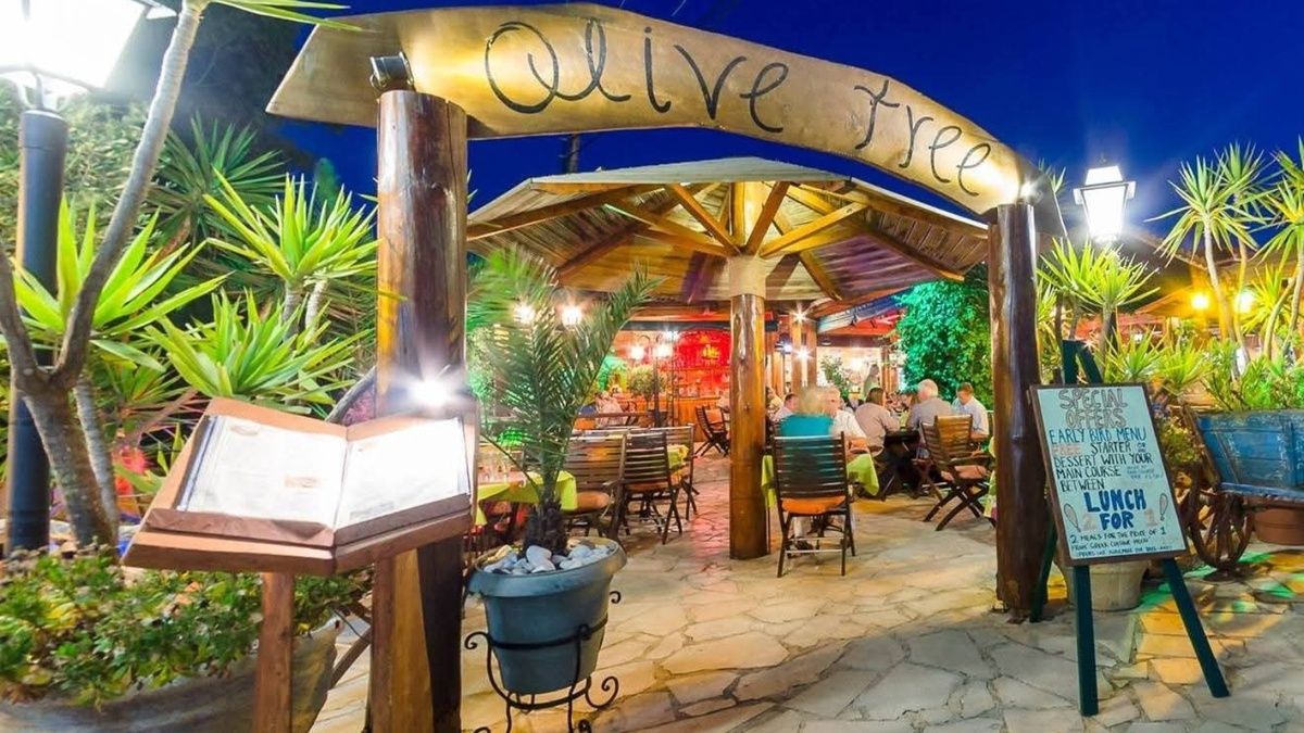 Στο Olive Tree Restaurant της Ζακύνθου η ελληνική φιλοξενία έχει γεύση καλοκαιριού!