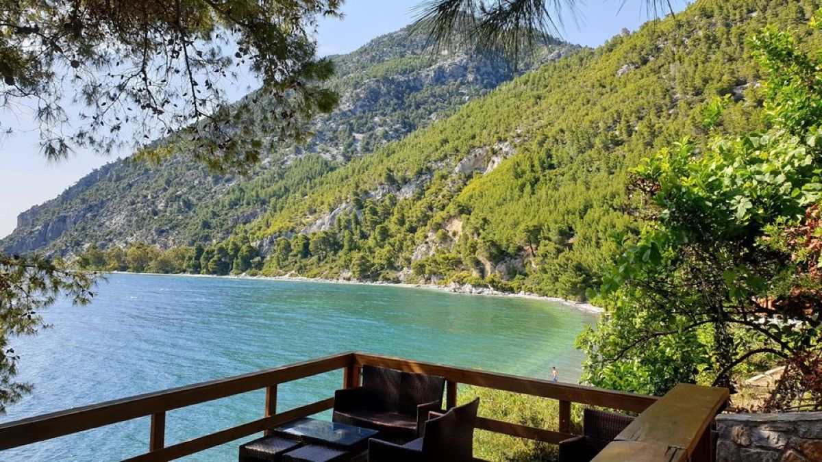 Κρυστάλλινα νερά, καλό φαγητό και απόλυτη χαλάρωση κάτω από τα πεύκα